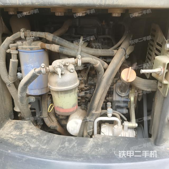 液压泵舱室正面整体（整机外观）