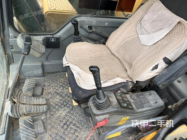 駕駛室整體(整機(jī)外觀) 駕駛室整體(整機(jī)外觀)