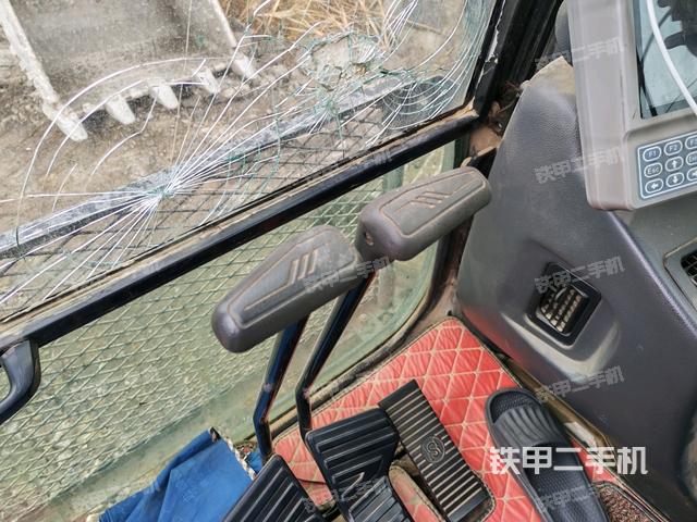 行走控制手柄和踏板?俯拍(駕駛室部分) 行走控制手柄和踏板?俯拍(駕駛室部分)