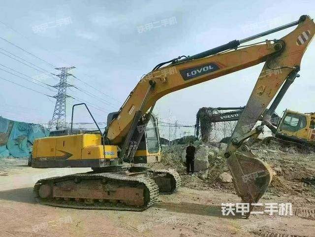 駕駛室頂部(整機(jī)外觀) 駕駛室頂部(整機(jī)外觀)