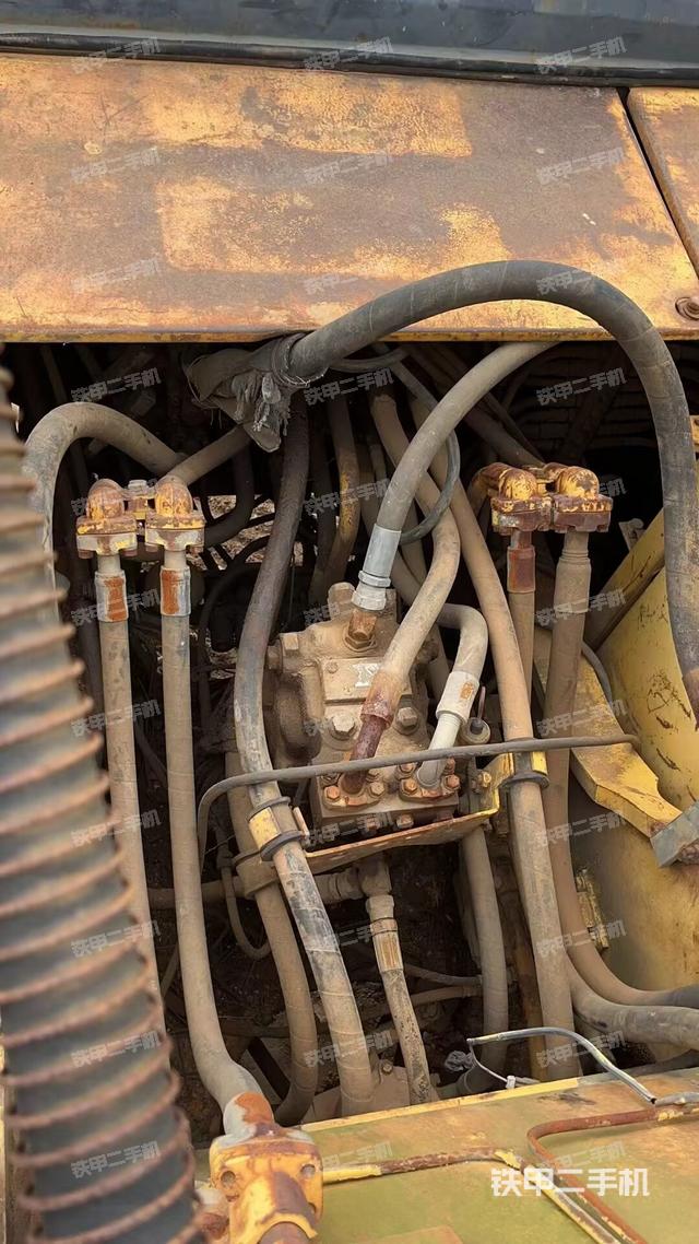 回转马达和主控阀（整机外观）