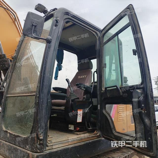 駕駛室整體(整機外觀) 駕駛室整體(整機外觀)