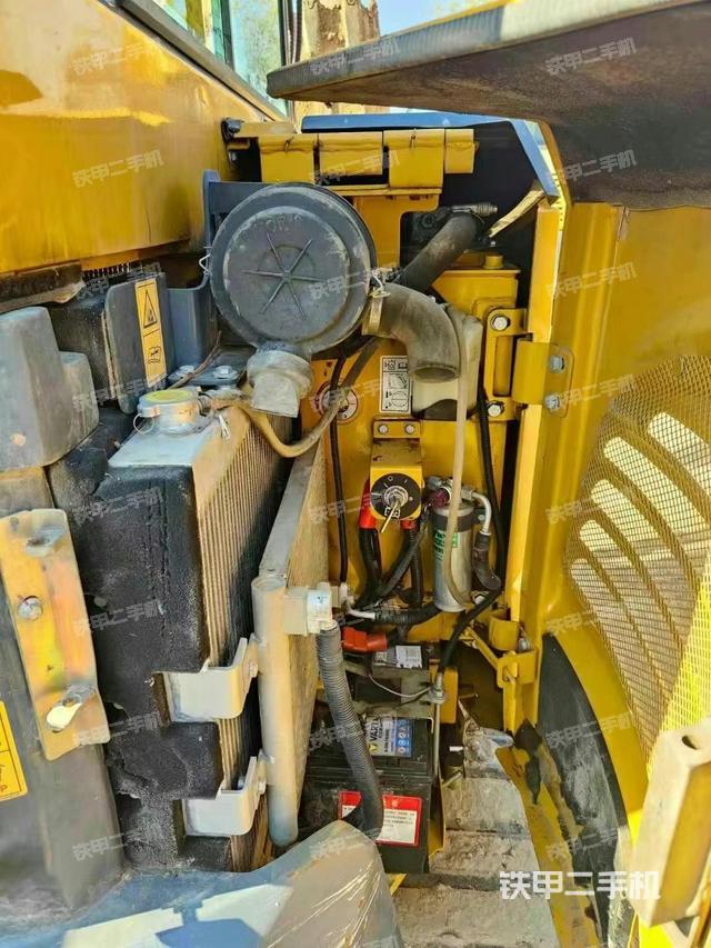 回轉(zhuǎn)馬達(dá)和主控閥（整機(jī)外觀）