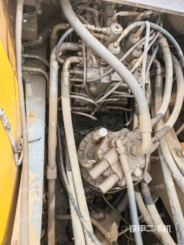 回轉(zhuǎn)馬達(dá)和主控閥（整機(jī)外觀）