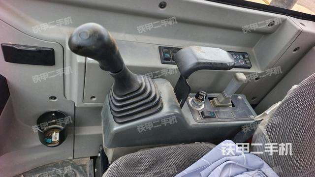 座椅右側(cè)控制臺(tái)/鑰匙門(mén)/油門(mén)/含右手柄(駕駛室部分) 座椅右側(cè)控制臺(tái)/鑰匙門(mén)/油門(mén)/含右手柄(駕駛室部分)