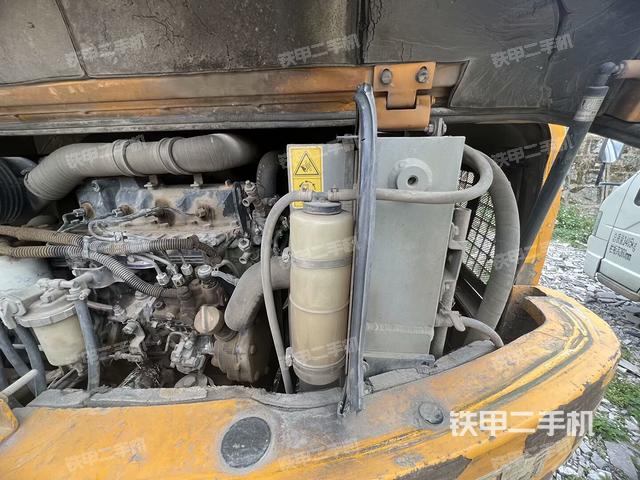 回轉(zhuǎn)馬達(dá)和主控閥（整機(jī)外觀）