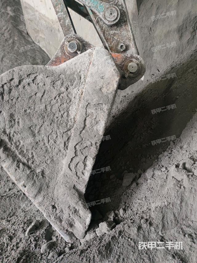 鏟斗右后整體(工作和回轉(zhuǎn)裝置) 鏟斗右后整體(工作和回轉(zhuǎn)裝置)