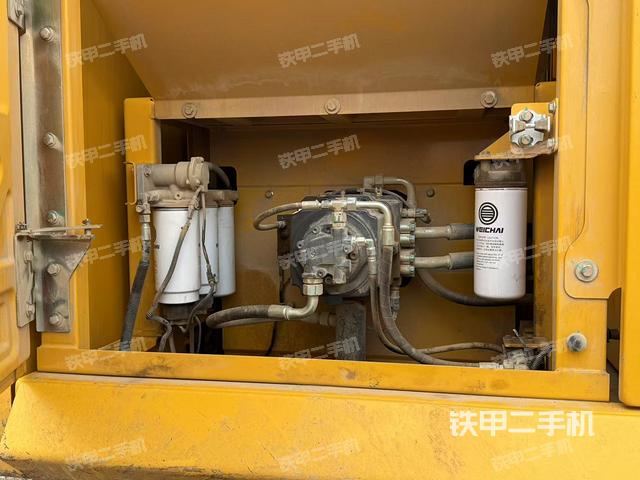 液压泵舱室正面整体（整机外观）