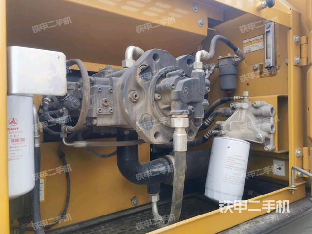 液壓泵艙室正面整體（整機外觀）