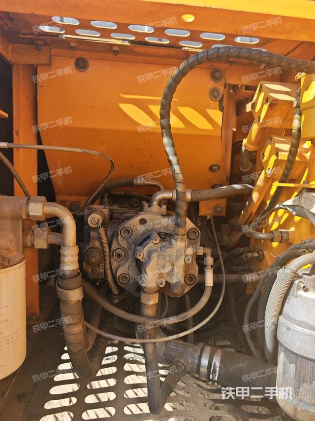 液壓泵艙室正面整體（整機外觀）