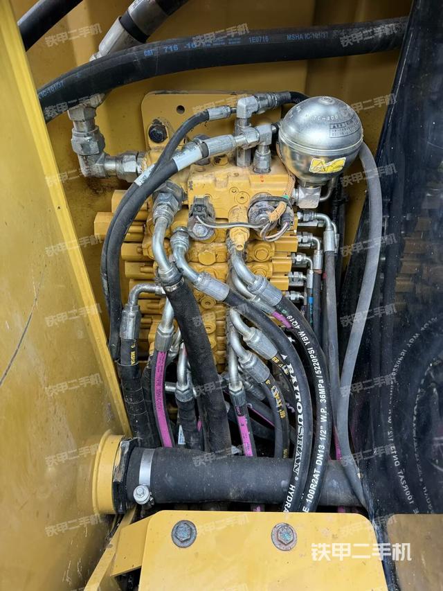 回转马达和主控阀（整机外观）