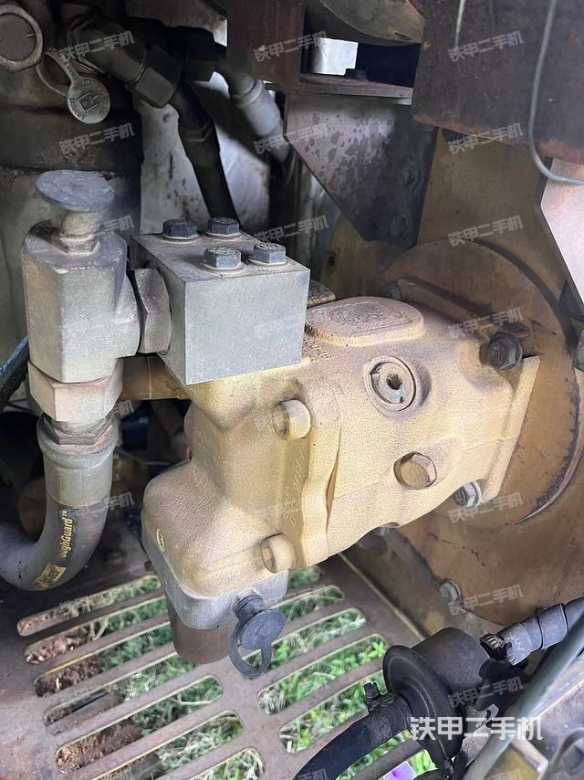 液压泵舱室正面整体（整机外观）