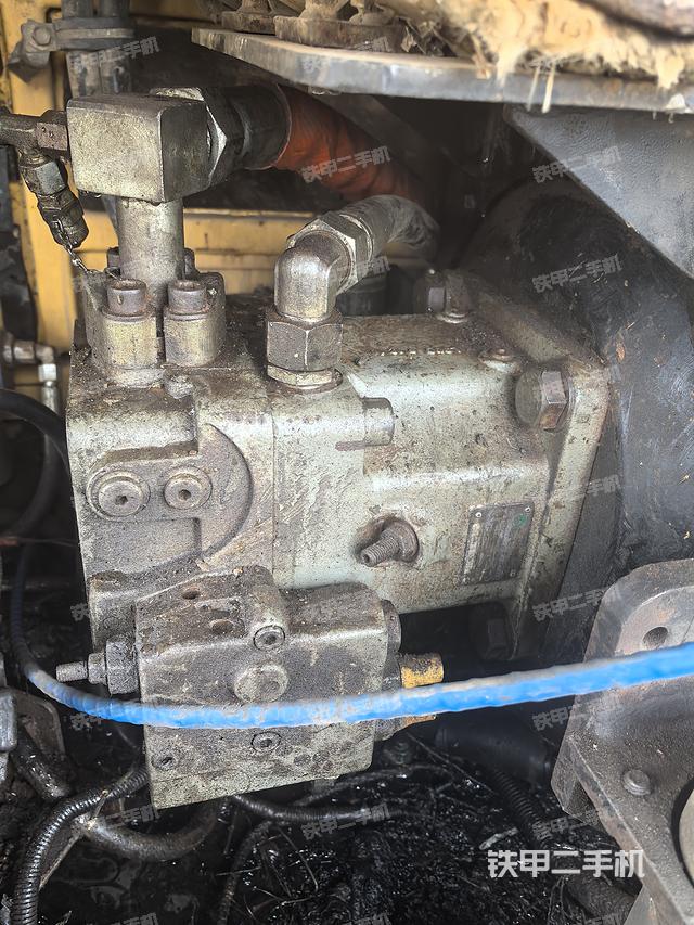 液压泵舱室正面整体（整机外观）