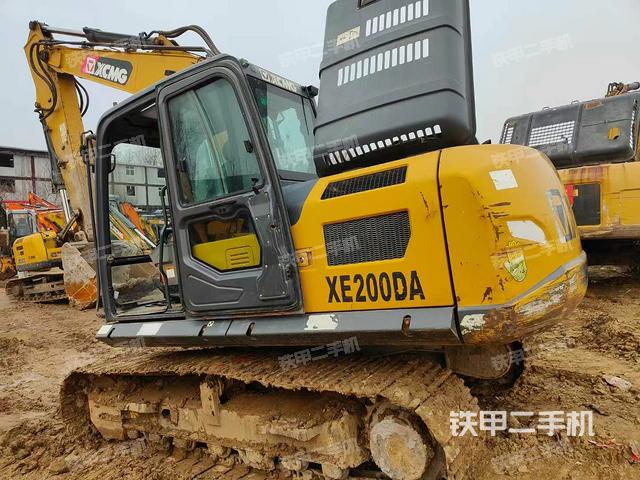 駕駛室整體(整機(jī)外觀) 駕駛室整體(整機(jī)外觀)