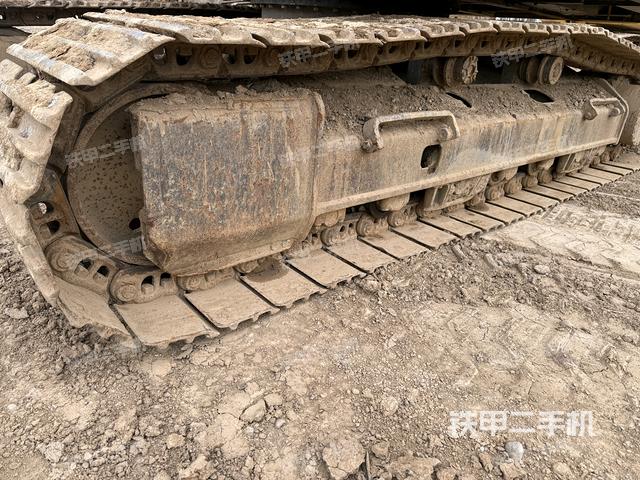 單側(cè)履帶整體(整機(jī)外觀) 單側(cè)履帶整體(整機(jī)外觀)