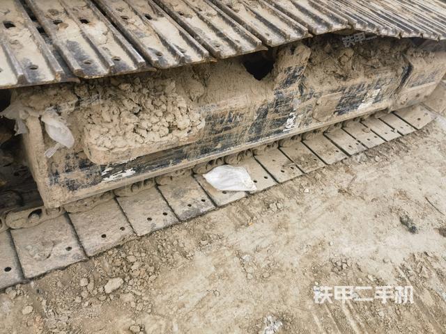 單側(cè)履帶整體(整機(jī)外觀) 單側(cè)履帶整體(整機(jī)外觀)