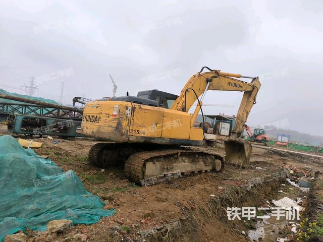 现代R215-7C挖掘机的设备实拍-第3张实拍照片
