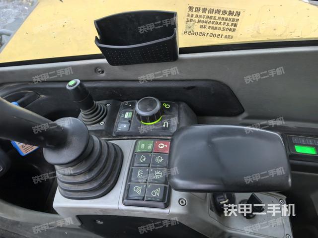 座椅右側(cè)控制臺(tái)/鑰匙門/油門/含右手柄(駕駛室部分) 座椅右側(cè)控制臺(tái)/鑰匙門/油門/含右手柄(駕駛室部分)