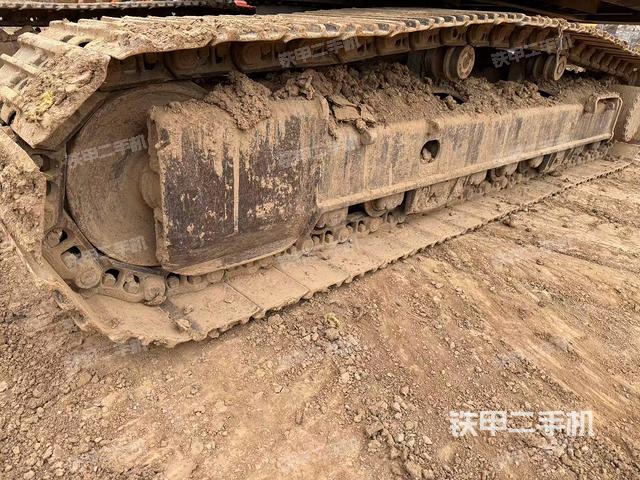單側(cè)履帶整體(整機(jī)外觀) 單側(cè)履帶整體(整機(jī)外觀)
