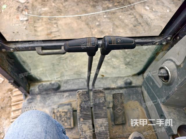 行走控制手柄和踏板?俯拍（駕駛室部分）