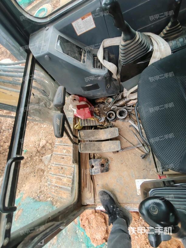 行走控制手柄和踏板?俯拍（駕駛室部分）