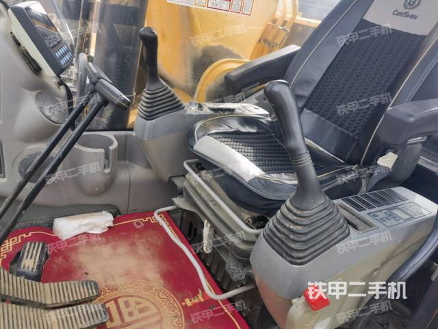 駕駛室整體(整機(jī)外觀) 駕駛室整體(整機(jī)外觀)
