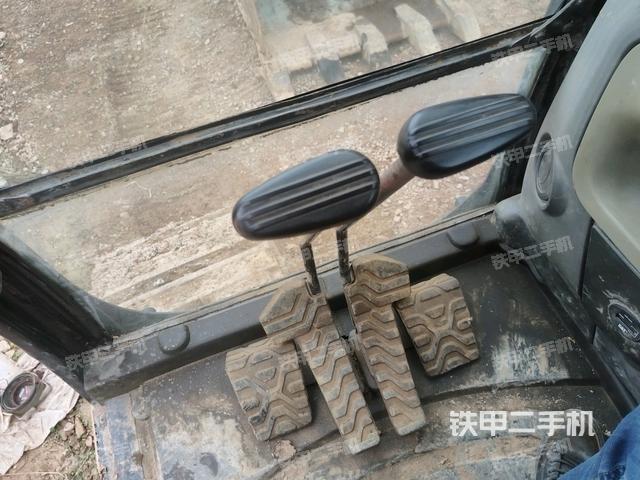 行走控制手柄和踏板?俯拍（駕駛室部分）