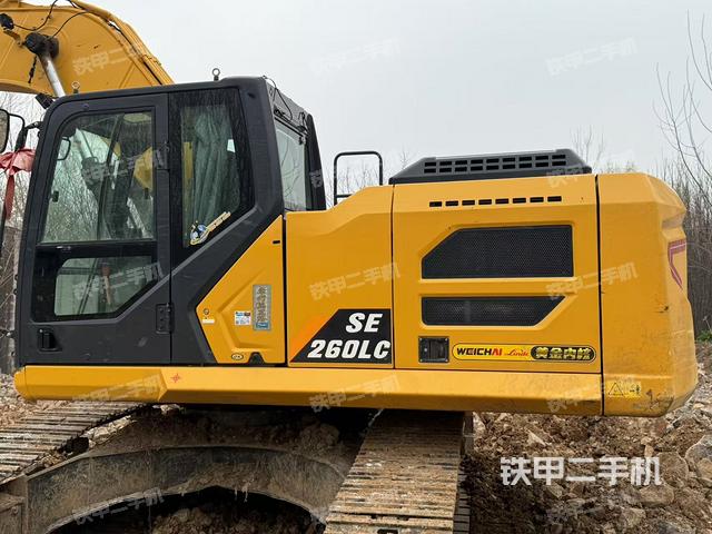 驾驶室顶部（整机外观）