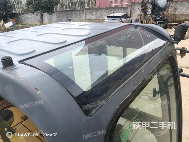 駕駛室頂部(整機(jī)外觀) 駕駛室頂部(整機(jī)外觀)