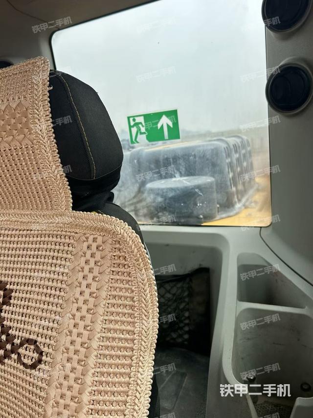 行走控制手柄和踏板?俯拍（駕駛室部分）