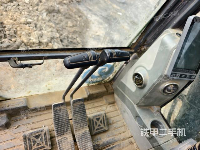 行走控制手柄和踏板?俯拍(駕駛室部分) 行走控制手柄和踏板?俯拍(駕駛室部分)