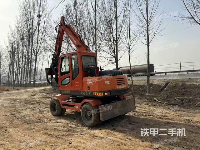 駕駛室整體(整機(jī)外觀) 駕駛室整體(整機(jī)外觀)