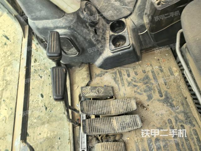 行走控制手柄和踏板?俯拍（駕駛室部分）