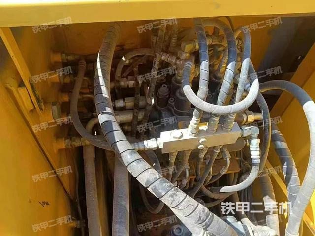 回轉(zhuǎn)馬達(dá)和主控閥（整機(jī)外觀）