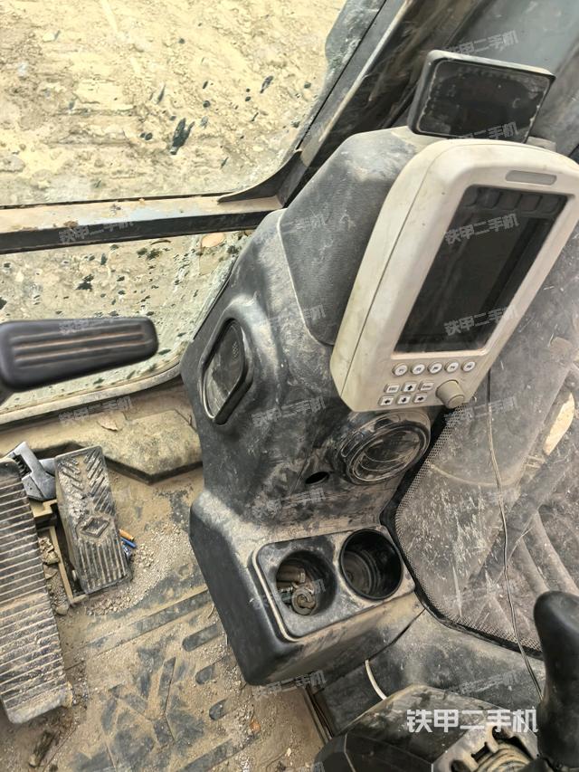 左后方玻璃角標（駕駛室部分）