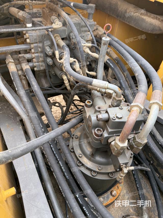 回轉(zhuǎn)馬達(dá)和主控閥(整機(jī)外觀) 回轉(zhuǎn)馬達(dá)和主控閥(整機(jī)外觀)