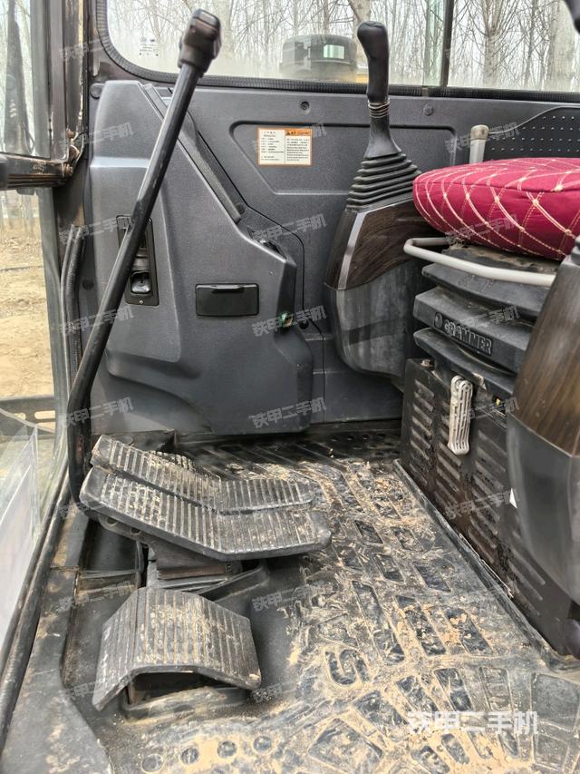 駕駛室頂部（整機外觀）