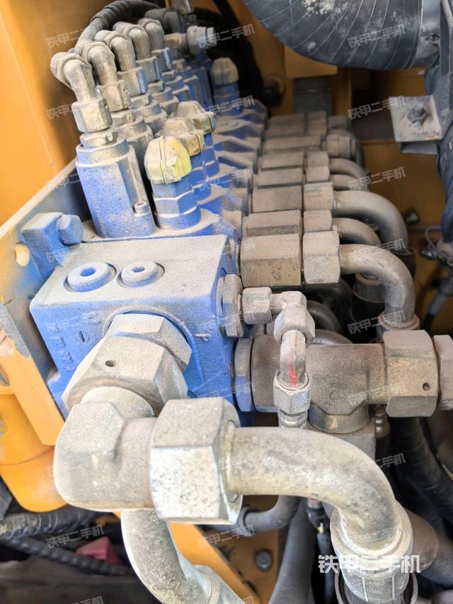 回轉(zhuǎn)馬達和主控閥（整機外觀）