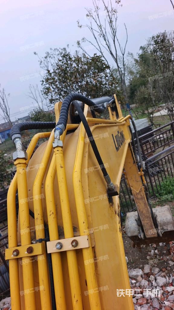 大臂背部俯視(工作和回轉(zhuǎn)裝置) 大臂背部俯視(工作和回轉(zhuǎn)裝置)