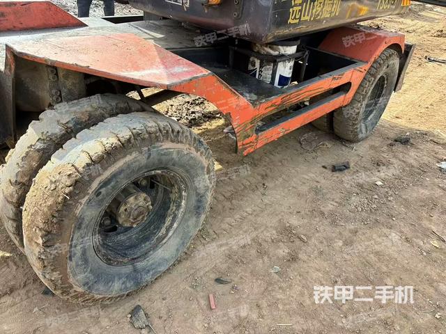 單側(cè)履帶整體(整機(jī)外觀) 單側(cè)履帶整體(整機(jī)外觀)