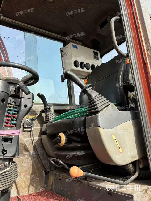 駕駛室頂部(整機(jī)外觀) 駕駛室頂部(整機(jī)外觀)