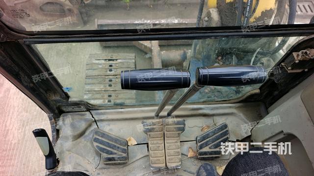 行走控制手柄和踏板?俯拍（駕駛室部分）