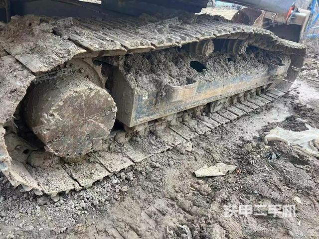 單側(cè)履帶整體(整機(jī)外觀) 單側(cè)履帶整體(整機(jī)外觀)