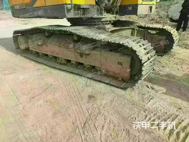 單側(cè)履帶整體(整機(jī)外觀) 單側(cè)履帶整體(整機(jī)外觀)