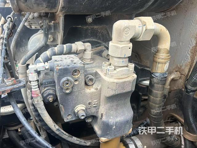 液压泵舱室正面整体（整机外观）