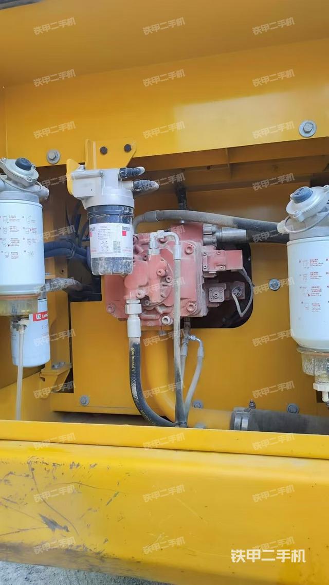 液壓泵艙室正面整體（整機外觀）