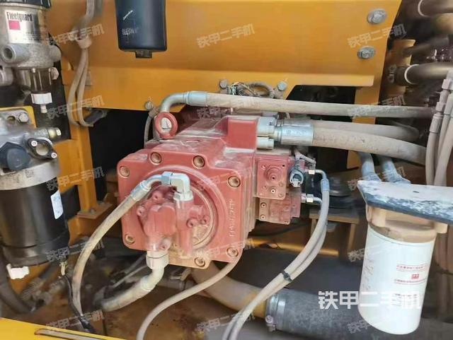 液壓泵艙室正面整體(整機(jī)外觀) 液壓泵艙室正面整體(整機(jī)外觀)