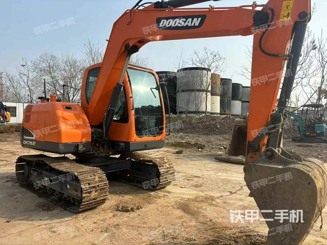 駕駛室頂部(整機(jī)外觀) 駕駛室頂部(整機(jī)外觀)