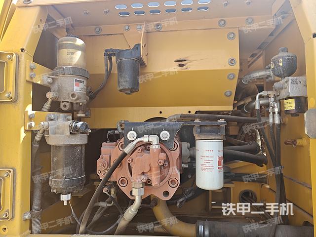 液壓泵艙室正面整體（整機外觀）