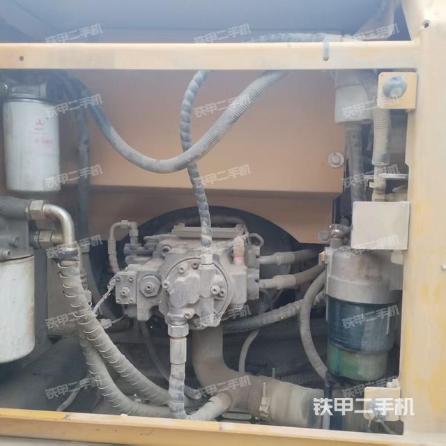 液壓泵艙室正面整體(整機外觀) 液壓泵艙室正面整體(整機外觀)